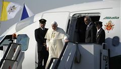 Pape� vystupuje z letadla na leti�ti v Praze-Ruzyni