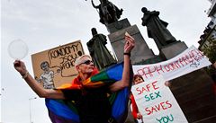 Sdru�ení gay�, leseb a p�átel STUD Brno a Queer filmového festivalu Mezipatra proti pape�ovu zákazu kondom� 