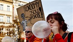 Sdru�ení gay�, leseb a p�átel STUD Brno a Queer filmového festivalu Mezipatra proti pape�ovu zákazu kondom� 