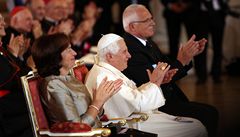Prezidentský pár a papež Benedikt XVI. při koncertě ve Španělském sálu | na serveru Lidovky.cz | aktuální zprávy