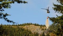 V západních Krkono�ích bojují hasi�i s po�árem. Nedaleko od Harrachova v oblasti Rý�ovi�t� se plameny roz�i�ovaly, do akce byl povolán vrtulník. 