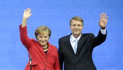 éfka CDU Angela Merkelová slaví volební vítzství spolu s generálním sekretáem strany Ronaldem Pofallou.