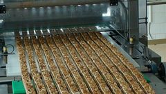 Jak se vyrábějí ořechové tyčinky - podívejte se na videoreportáž