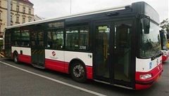 Autobus srazil v Praze dva dchodce, jeden nepeil 