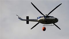 V Praze spadl z vrtulníku trám do Vltavy, vylovil ho rybář