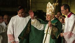Pape Benedikt XVI. ehná lidem v katedrále sv. Víta.