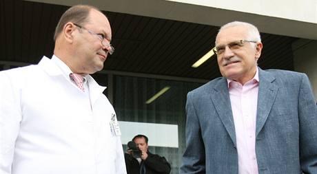 Pednosta Ortopedické kliniky fakultní nemocnice Bulovka Pavel Dungl (vlevo) s prezidentem Václavem Klausem.