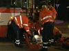 Záchranái se snaí oivit zranného idie autobusu MHD na praské Písnici.