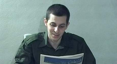 Zadrovaný izraelský voják Gilad alit