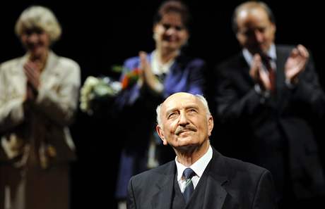 Herec Otakar Brousek (vpedu) pevzal 30. záí pi dkovace po pedstavení Jist, pane ministe blahopání od len Divadla na Vinohradech ke svým 85. narozeninám. 