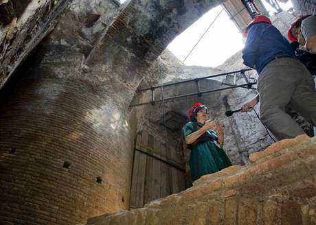 Archeoloka Maria Antonietta Tomeiová provází reportéry po místech, kde ml stát Zlatý palác císae Nerona