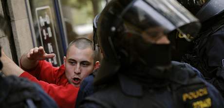 Policisté zadrželi fanouška Sparty během pochodu Sparťanů na stadion Slavie v Edenu.