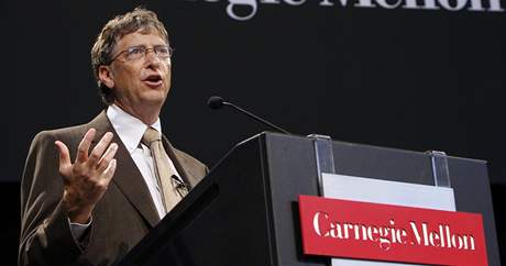 Bill Gates pi proslovu na Carnegie Mellon University v Pittsburghu.