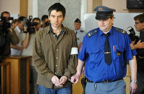 Robert Neff Novk (vlevo) byl 9. jna Mstskm soudem v Praze odsouzen ke tincti letm odnt svobody za vradu sv manelky Ireny Neffov. 