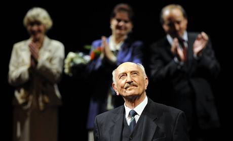 Herec Otakar Brousek (vpedu) pevzal 30. záí pi dkovace po pedstavení Jist, pane ministe blahopání od len Divadla na Vinohradech ke svým 85. narozeninám. 