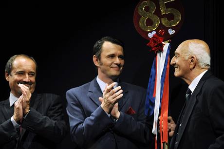 Herec Otakar Brousek pevzal 30. z pi dkovace po pedstaven Jist, pane ministe blahopn od len Divadla na Vinohradech ke svm 85. narozeninm. 