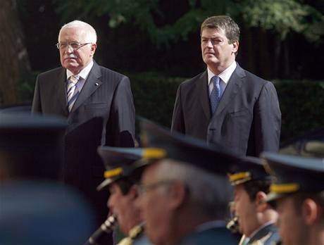 Prezident Vclav Klaus navtvil Albnii. Na fotografii s albnskm prezidentem Bamirem Topim (vpravo).