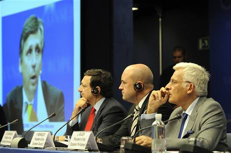 Jose Manuel Barroso (vlevo), Fredrik Reinfeldt (uprosted) a Jerzy Buzek (vpravo) na tiskové konferenci. Premiér Jan Fischer se kvli poruel letadla nedostavil a pipojil se z Prahy prostednictvím telemostu.