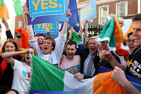 Irové se radují z pijetí Lisabonské smlouvy
