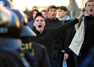 Fanoušci Dinama Záhřeb se 2. října odpoledne na Staroměstském náměstí opět poprali s policií. Podle očitých svědků byli tři až čtyři fotbaloví fanoušci zraněni. Vzduchem létaly lahve. Několik příznivců chorvatského klubu policie zatkla. 
