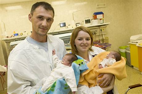 Ukrajinka Kateina Solovjovová s manelem a novorozenými dvojaty