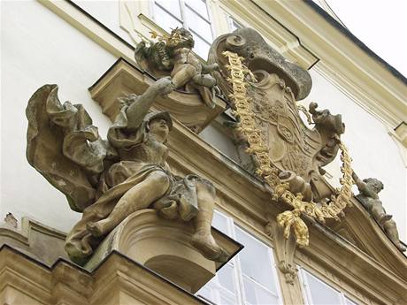 Znak Lichtenštejnů zdobí vstup do zámku ve Valticích - někdejšího rodového sídla.
