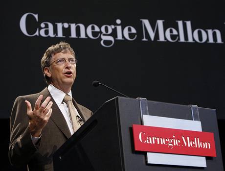 Bill Gates pi proslovu na Carnegie Mellon University v Pittsburghu.