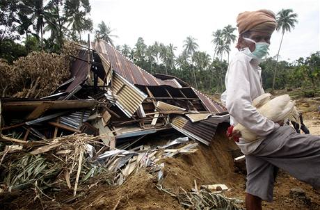 Následky minulého zemtesení v Indonésii