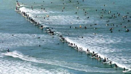 U JAR surfovalo přes 100 lidí na jedné vlně a vytvořilo tak rekord