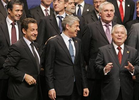 Spokojený Lech Kaczynski (vpedu vpravo) se svými kolegy na summitu v Lisabonu