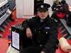 Volby v pedstihu. Policista hlídá volební urnu, kterou lo peváí na ostrov Inishfree. Hlasování zde zaalo ji o den díve.