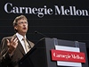 Bill Gates pi proslovu na Carnegie Mellon University v Pittsburghu.
