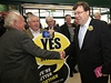Irský premiér Brian Cowen si podává ruku s jedním z voli.
