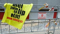 "Měl jsem se líp učit," nosili na tričkách romští dělníci. Později začali tvrdit, že je ke kampani využili a trika svlékli. | na serveru Lidovky.cz | aktuální zprávy