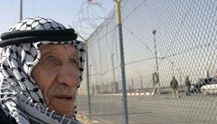 Palestinec stojí u hranice Egypta a Gazy ped jejím otevením.