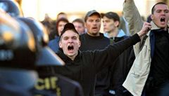 Fanou�ci Dinama Záh�eb se 2. �íjna odpoledne na Starom�stském nám�stí op�t poprali s policií. Podle o�itých sv�dk� byli t�i a� �ty�i fotbaloví fanou�ci zran�ni. Vzduchem létaly lahve. N�kolik p�íznivc� chorvatského klubu policie zatkla. 