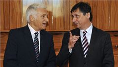 Premiér Jan Fischer (vpravo) se setkal 9. íjna v Praze s pedsedou Evropského parlamentu Jerzym Buzkem