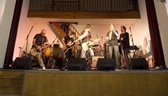 Koncert pro trestance. Skupina Chinaski zahrála v pankrácké v�znici pro odsouzené. V�znice slaví 120. let od zalo�ení. 