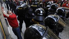 Policist zadreli fanouka Sparty bhem pochodu Sparan na stadion Slavie v Edenu