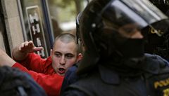 Policisté zadrželi fanouška Sparty během pochodu Sparťanů na stadion Slavie v Edenu.