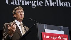 Bill Gates pi proslovu na Carnegie Mellon University v Pittsburghu.