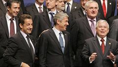 Spokojený Lech Kaczynski (vpedu vpravo) se svými kolegy na summitu v Lisabonu
