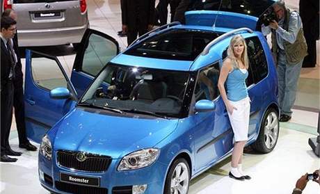 Novinái prohlíejí nový model Roomster eské automobilky koda Auto.