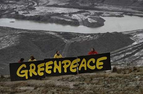 Aktivisté greenpeace u uhelného dolu poblí Mostu.