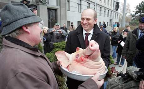 Ministr zemdlství Petr Gandalovi dostal od farmá dárek - praseí hlavu.