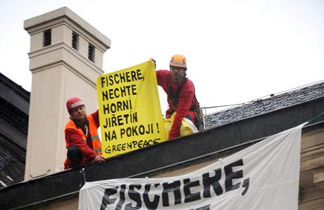 Greenpeace vylezli na stechu vlády. Protestují proti návrhu ministra prmyslu Vladimíra Toovského, který by podle nich otevel cestu k prolomení platných limit tby uhlí v severních echách. 