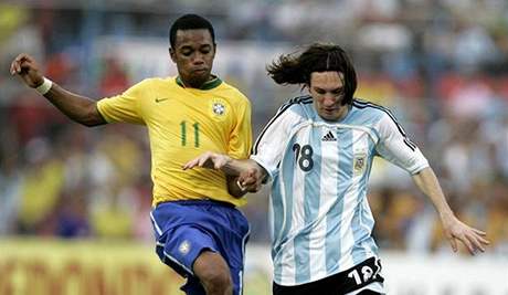 Souboj hvzd. Brazilec Robinho chce vzít mí Argentinci Messimu.