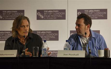Herec Viggo Mortensen (vlevo) a scenárista Joe Penhall hovoí s novinái na Londýnském filmovém festivalu.