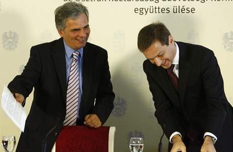 Rakouský kanclé Werner Faymann a maarský premiér Gordon Bajnai na spoleném zasedání 