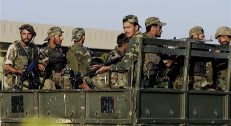 Pákistántí vojáci po záchranné akci v mst Rávalpindí